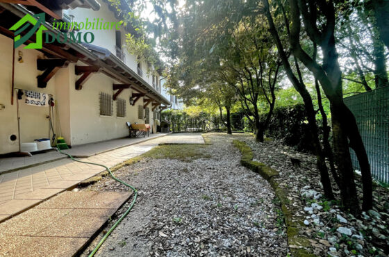 Schio, zona piscine, ampia villa in contesto trifamiliare